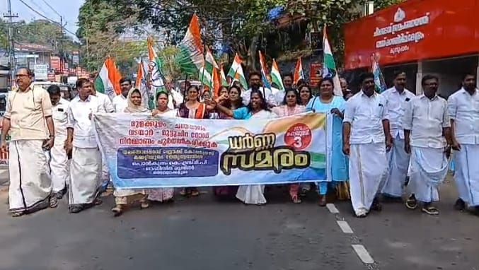 കെ.എസ്.ടി.പി ഓഫീസിനു മുന്നിൽ തലയോലപ്പറമ്പ് കോൺഗ്രസ് ബ്ലോക്ക് കമ്മറ്റി മാർച്ചും ധർണ്ണയും നടത്തി