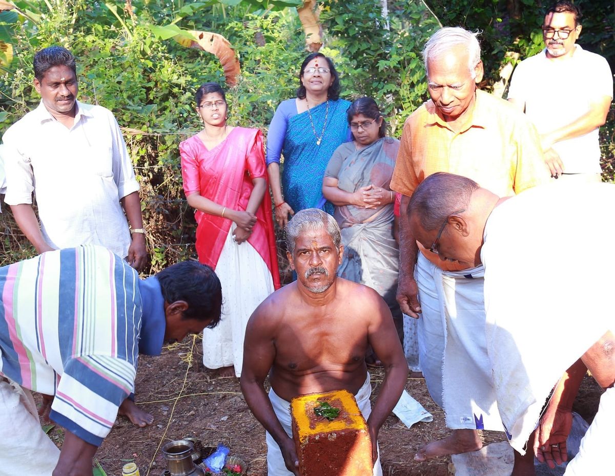 സുമനസ്സുകളുടെ കാരുണ്യത്തില്‍ ഹരിഹരന്‍ ആചാരിക്ക് തലചായ്ക്കാന്‍ സ്വന്തമായി വീട് ഒരുങ്ങുന്നു