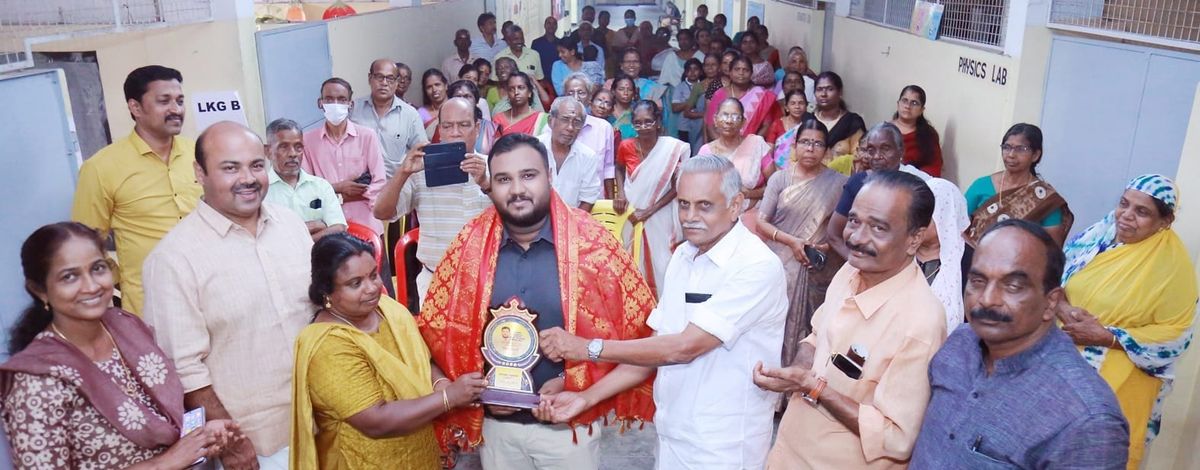 റോഡ് വികസനത്തിന് ആവിശ്യമായ സ്ഥലം സൗജന്യമായി നല്‍കിയ ഉടമയെ നഗരസഭ വാര്‍ഡ്‌സഭ ആദരിച്ചു