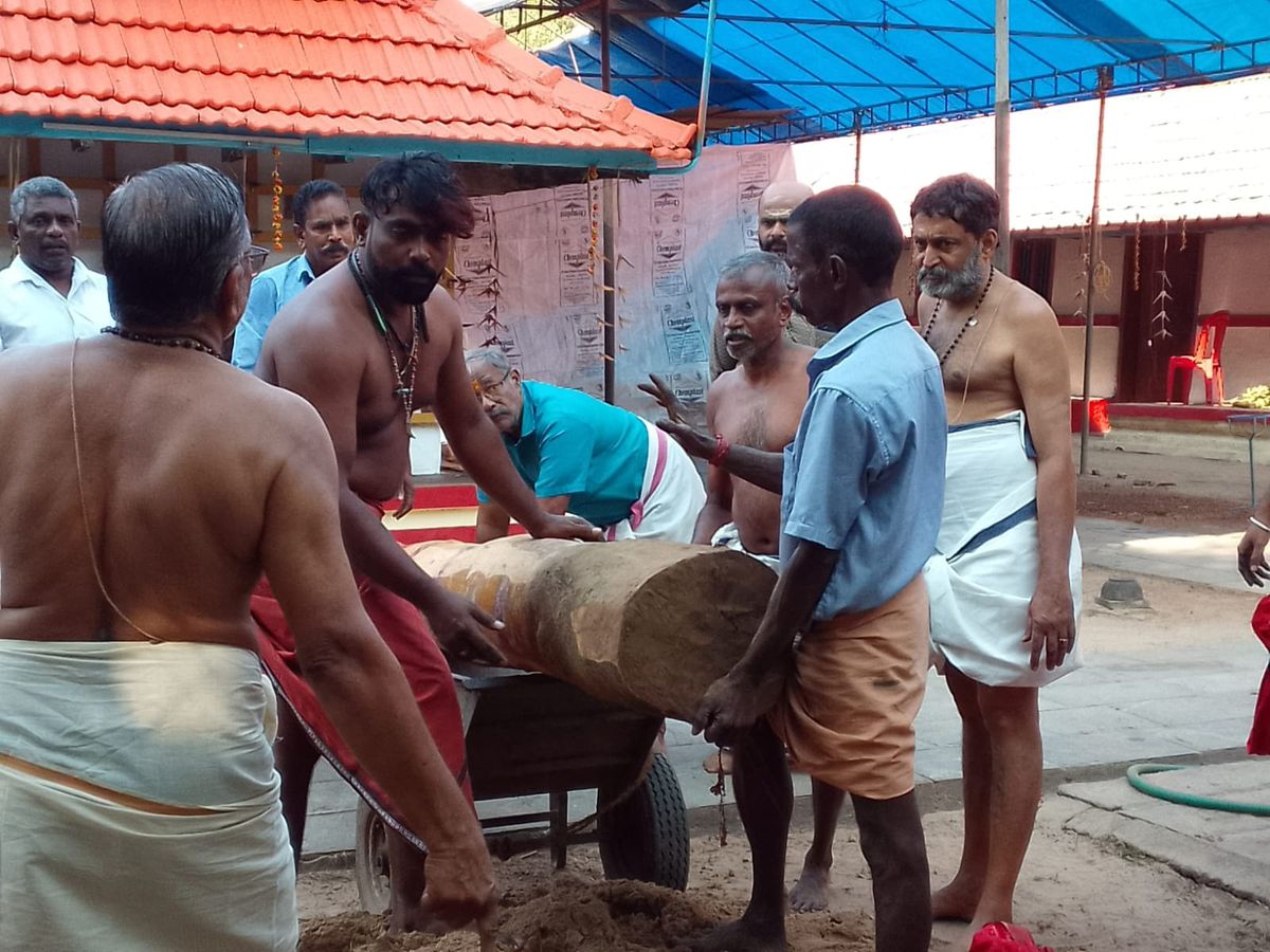 ദേശഗുരുതിക്കായി കാൽ നാട്ടിയ വൃക്ഷം മറവു ചെയ്തു