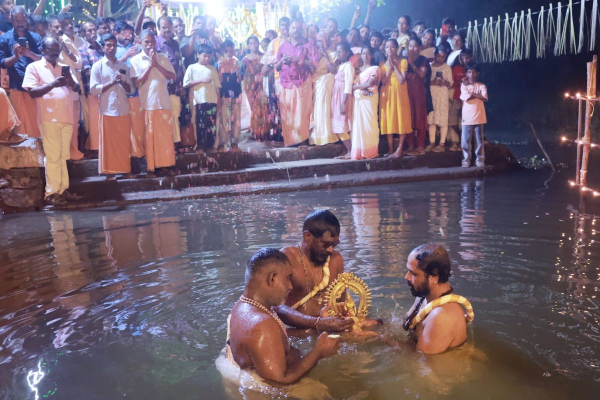 ശ്രീനാരായണേശ്വരപുരത്ത് ആറാട്ട്