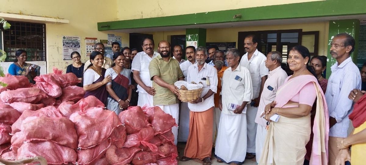 ഉദയനാപുരത്ത് 500 കുടുംബങ്ങൾക്ക് വിത്ത് വിതരണം ചെയ്തു