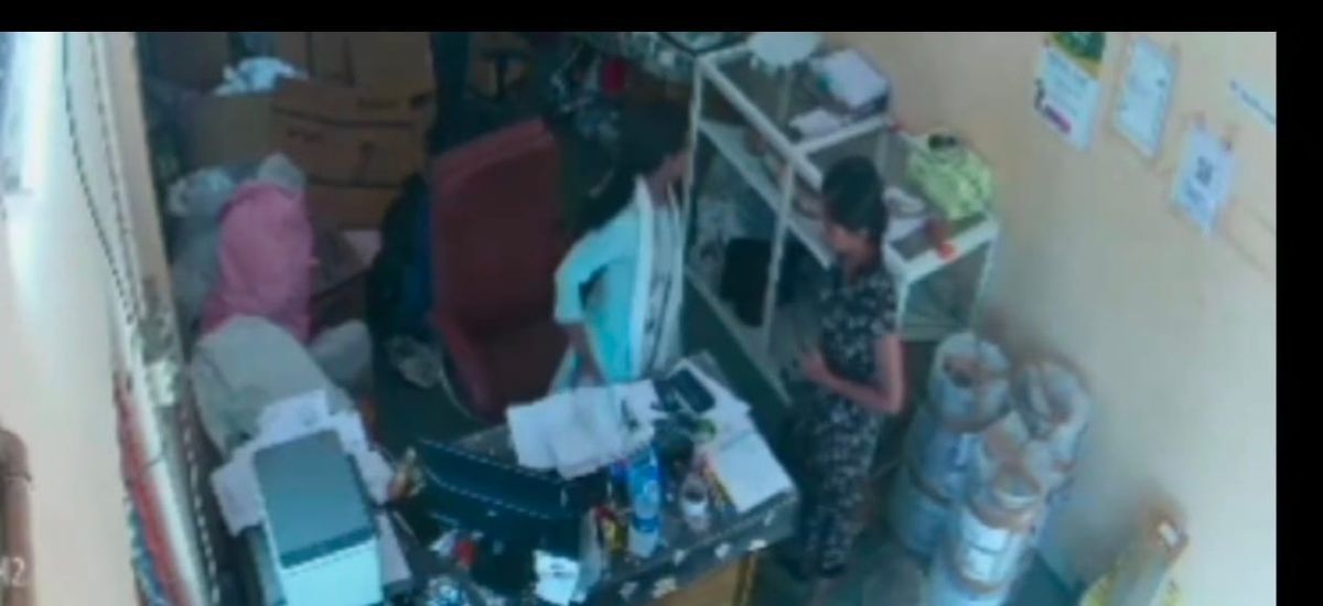 കൊറിയർ സ്ഥാപനത്തിൽ യുവതിയുടെ ആക്രമണം