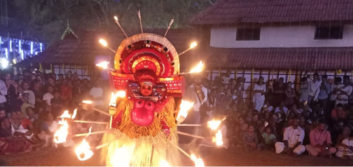 ഭക്തിയുടെ കാഴ്ചയായി തെയ്യം നിറഞ്ഞാടി