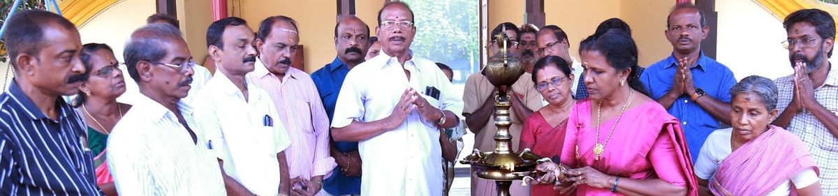 കാളിയമ്മനട ഭദ്രകാളി ദേവീ ക്ഷേത്രത്തിലെ ഉത്സവം: ദീപ പ്രകാശനം നടത്തി