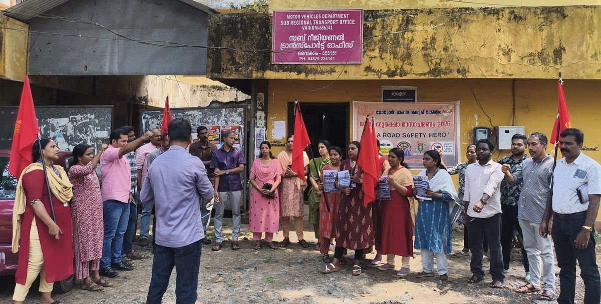 കേരള എൻ.ജി.ഒ. യൂണിയൻ പെൻ ഡൗൺ സമരം നടത്തി