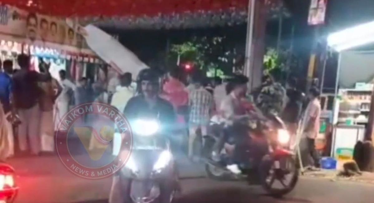 വൈക്കത്ത് വി.ഡി. സതീശൻ്റെ കട്ടൗട്ടുകൾ തകർത്തു