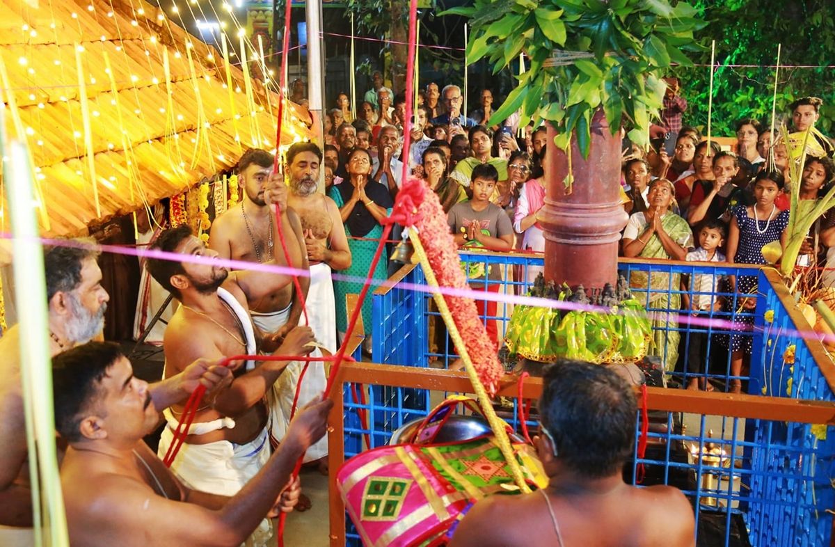 ഇണ്ടംതുരുത്തില്‍ കാര്‍ത്ത്യായനി ദേവീക്ഷേത്രത്തില്‍ ഉത്സവം കൊടിയേറി