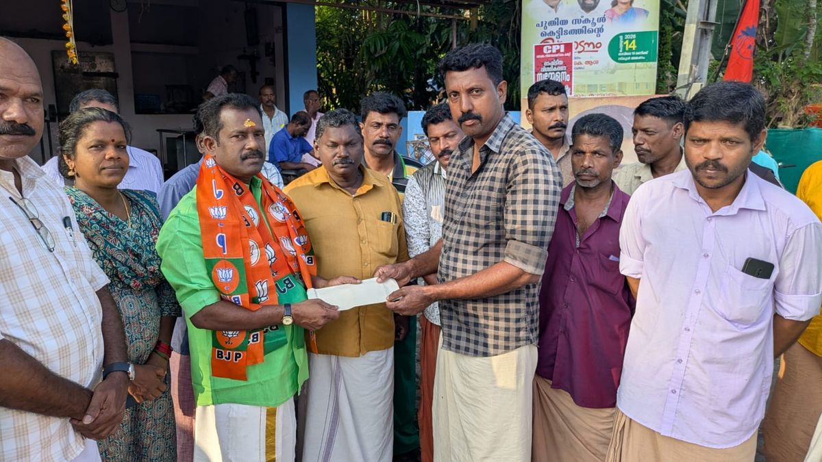 കെ. അജിത്തിന് കെട്ടിവയ്ക്കാനുള്ള തുക കൈമാറി ബി.എം.എസ് മത്സ്യതൊഴിലാളികൾ