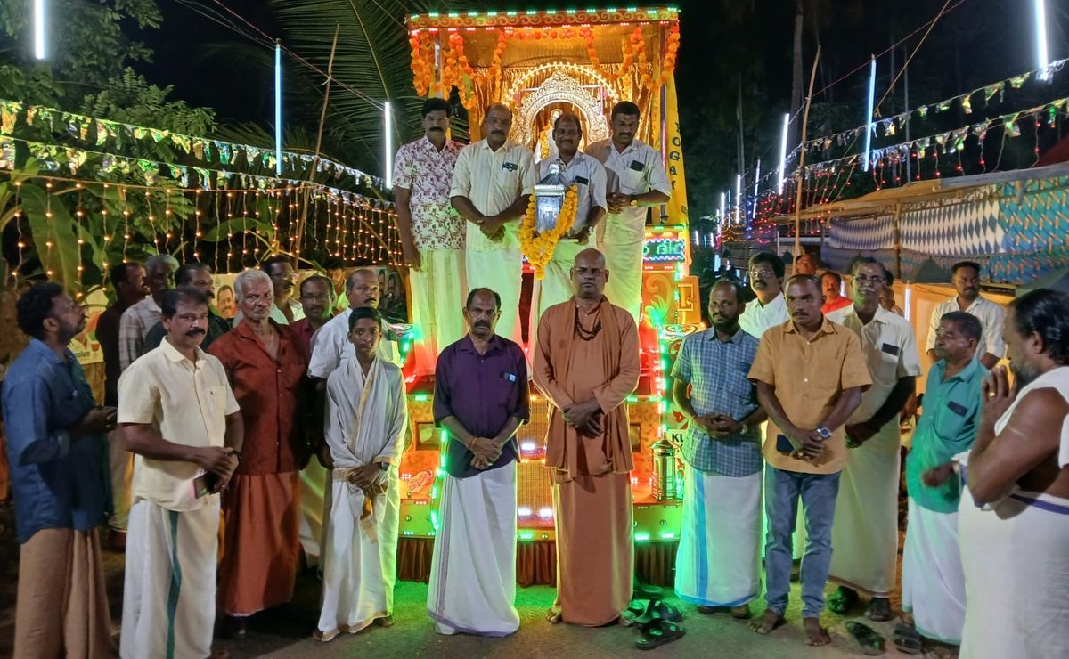 ദിവ്യജ്യോതി രഥഘോഷയാത്രയ്ക്ക് സ്വീകരണം നൽകി