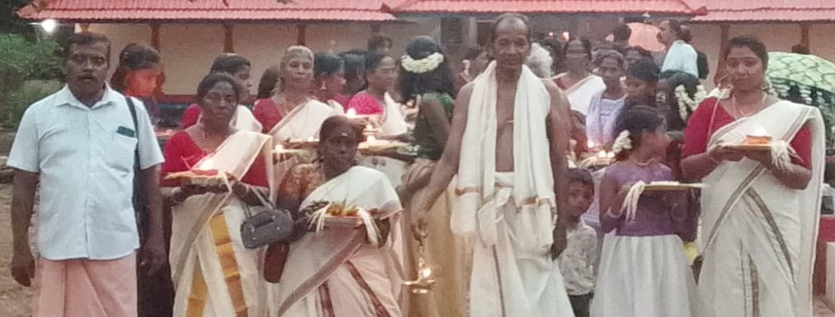 മൂത്തേടത്തുകാവ് ക്ഷേത്രത്തിലെ ഉത്സവം കെ.പി.എം.എസ് ശാഖയുടെ താലപ്പൊലി ഭക്തിസാന്ദ്രം