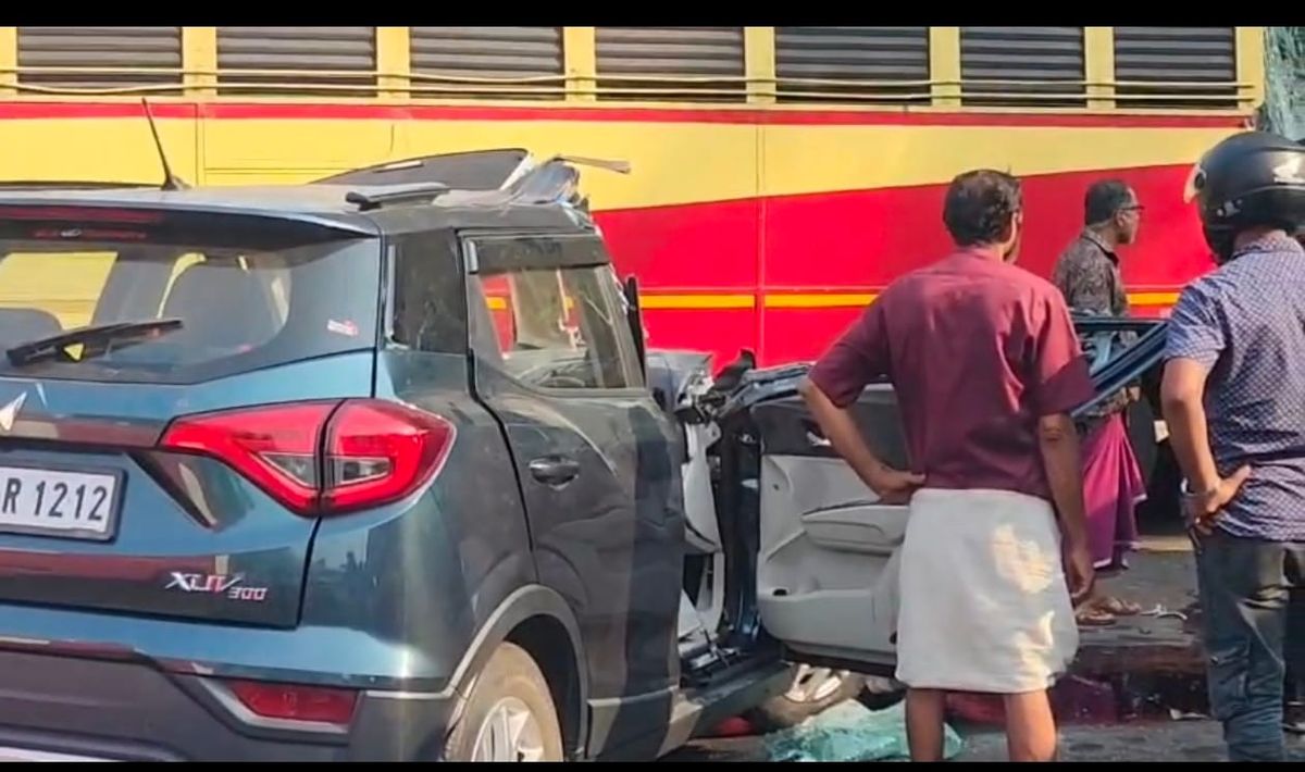 ചെങ്ങന്നൂരിൽ വാഹന അപകടം. കാർ യാത്രികർക്ക് ഗുരുതര പരിക്ക്