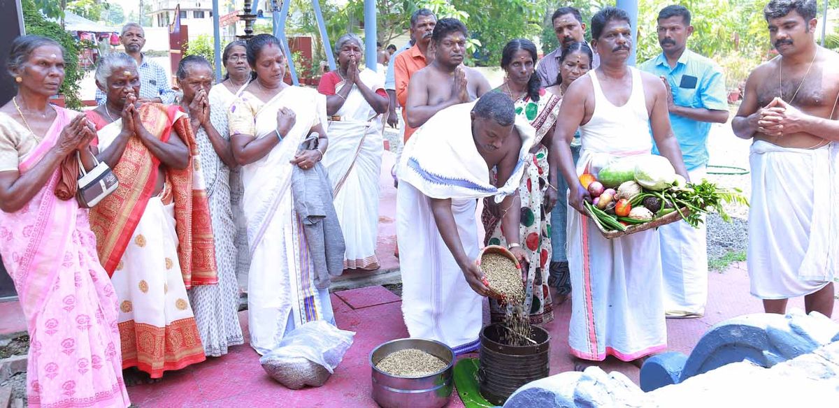 കാലാക്കൽ ക്ഷേത്രത്തിൽ ഉത്സവം; പ്രസാദ ഊട്ടിന് വിഭവങ്ങൾ സമർപ്പിച്ചു