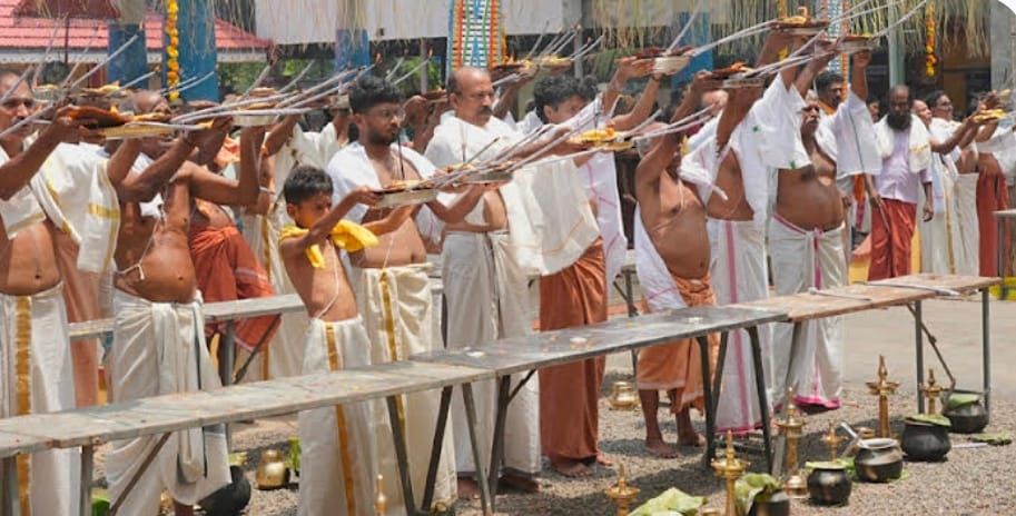 മേടപ്പകലിന് പുണ്യമായി ക്ഷേത്രനടക്ക് മുന്നില്‍ ഉദയംപൂജ