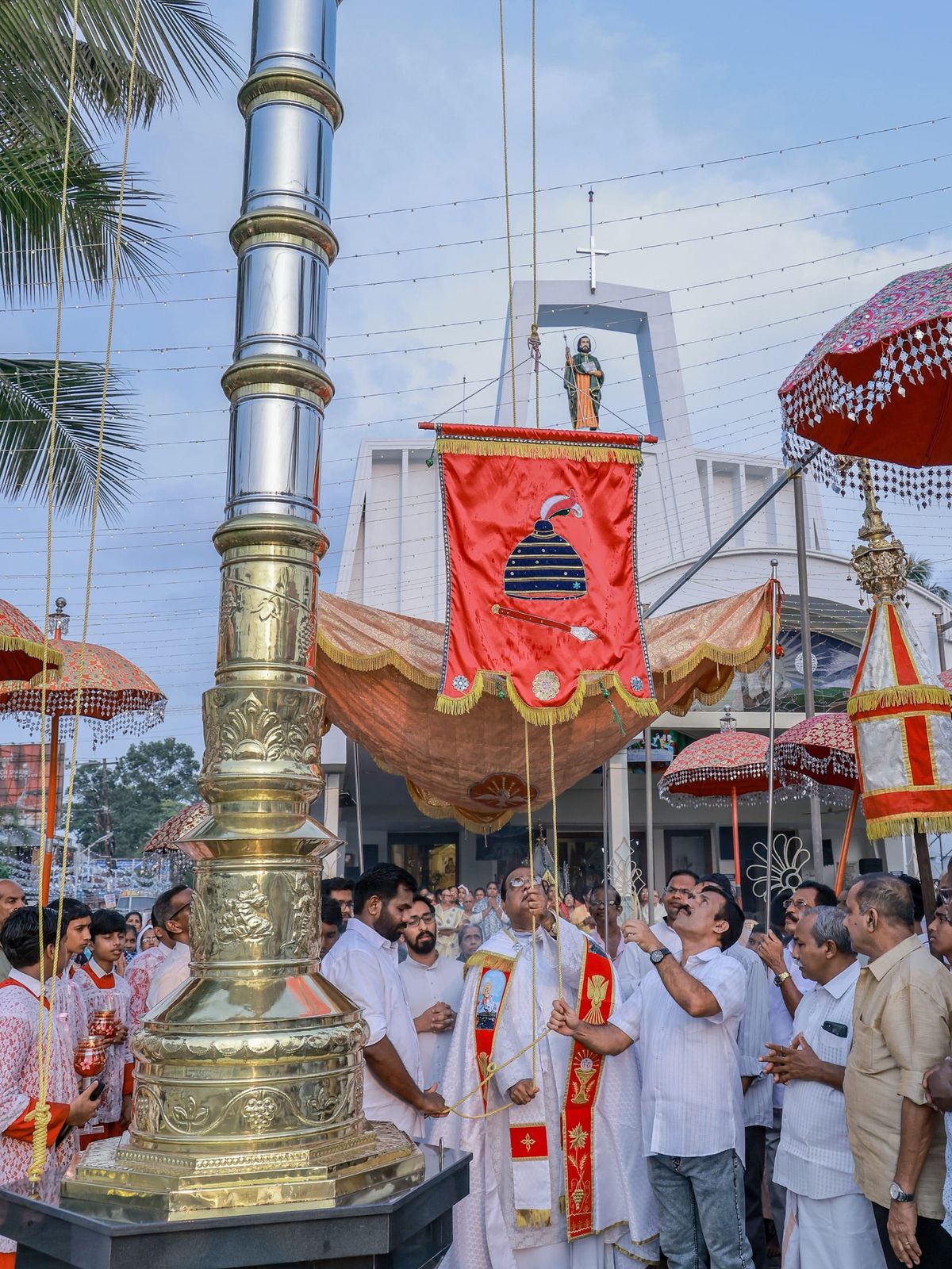 തലയോലപ്പറമ്പ് സെന്റ്‌ ജോർജ് പള്ളിയിൽ ഗീവർഗീസ് സഹദായുടെ തിരുനാളിന് കൊടിയേറി