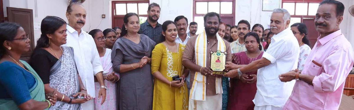 ക്ഷേത്രകലയായ വിൽപ്പാട്ടിൽ യുവ പ്രതിഭാപുരസ്‌കാരം നേടിയ രാഹുൽ ബാബുവിനെ നഗരസഭ ആദരിച്ചു