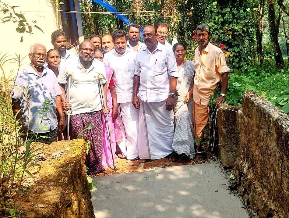 വാഗ്ദാനം വെറും വാക്കല്ല; വോട്ടെണ്ണും മുൻപേ വഴി വെട്ടി അറുനൂറ്റിമംഗലത്തെ കോൺഗ്രസ് പ്രവർത്തകർ