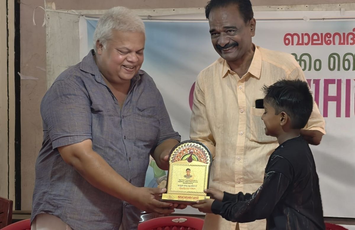 നാട്ടിലെ താരങ്ങൾക്ക് ആദരം