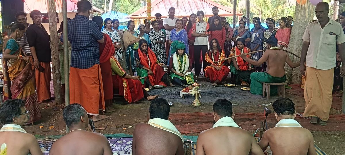 കോരിക്കൽ പുത്തൻതറ യക്ഷിയമ്മ - ഗന്ധർവ ക്ഷേത്രത്തിൽ കളമെഴുത്തുംപാട്ടും