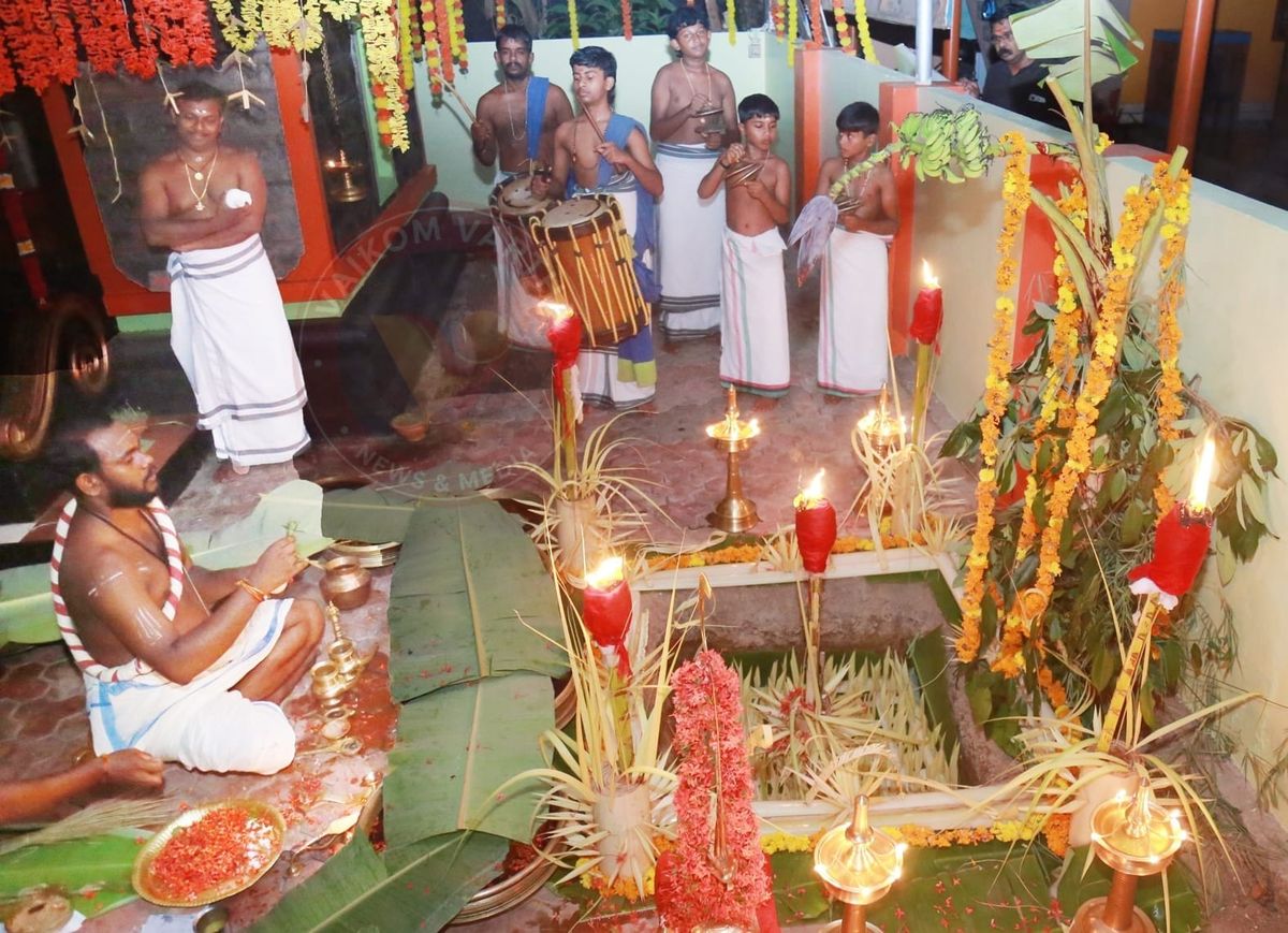 ആഞ്ജനേയമഠം ദേവീക്ഷേത്രത്തില്‍ വടക്കുപുറത്ത് വലിയഗുരുതി ഭക്തിസാന്ദ്രം