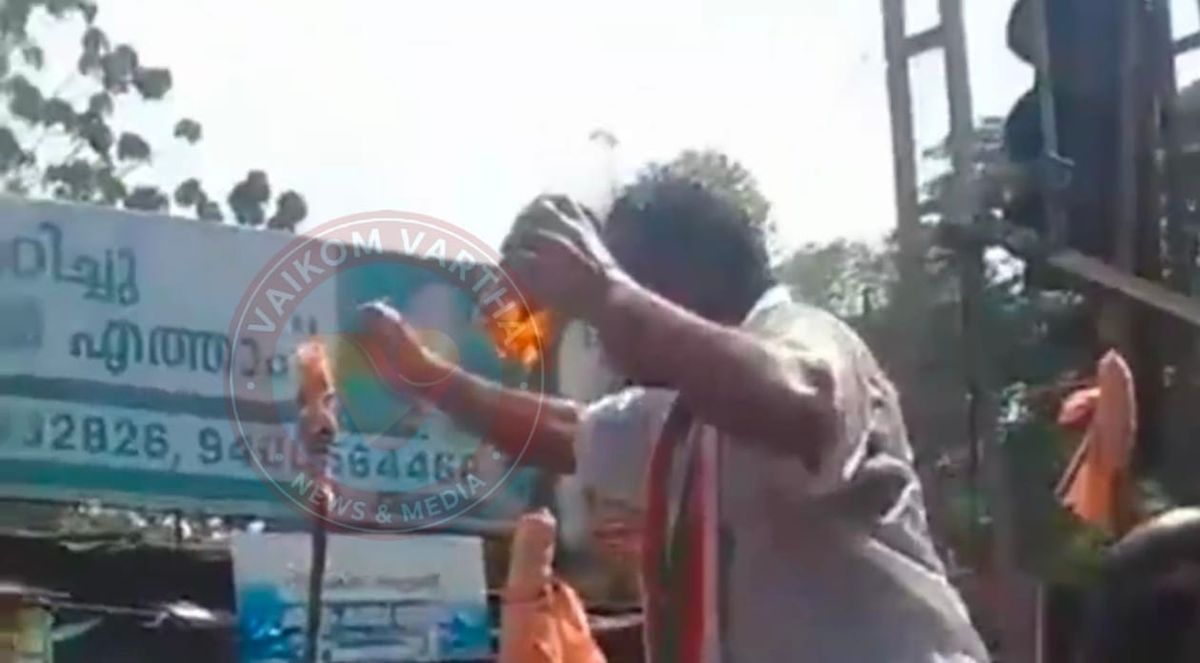 ​വി.ഡി സതീശൻ മുഖ്യമന്ത്രിയാകണം; കുറുപ്പന്തറയിൽ പെട്രോളൊഴിച്ച് ഭീഷണി മുഴക്കി ഓട്ടോ ഡ്രൈവർ