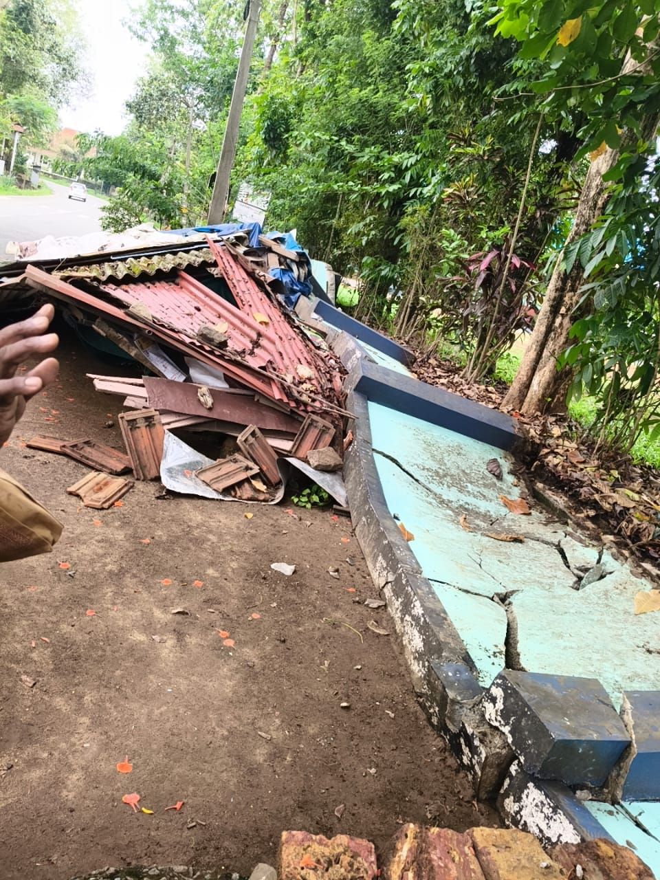സ്കൂളിൻ്റെ മതിൽ ഇടിഞ്ഞുവീണ് പെട്ടിക്കട തകർന്നു