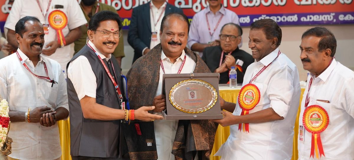അമ്മ മലയാളം 'ഉപഭോക്തൃ മിത്രം' പുരസ്കാരം ഓക്സിജൻ സി.ഇ.ഒ. ഷിജോ കെ. തോമസിന്