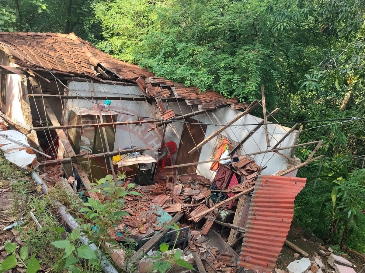 കനത്ത കാറ്റിലും മഴയിലും വീടുതകർന്നു വീണു