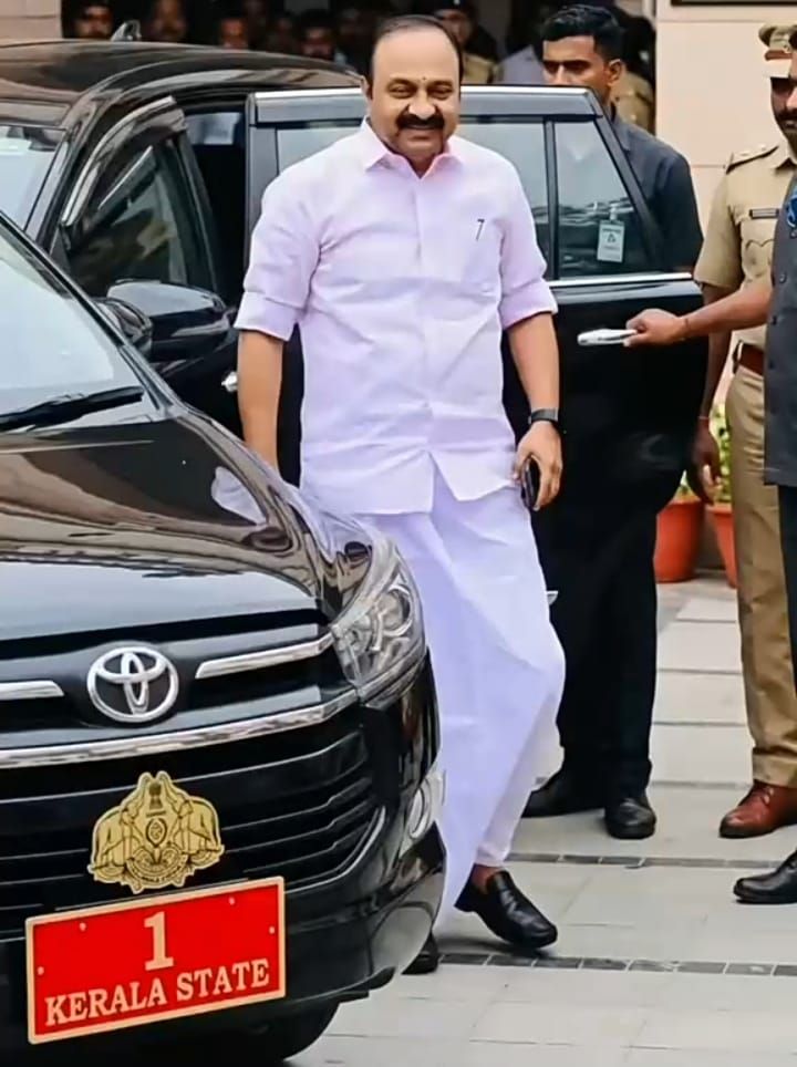 യു.ഡി.എഫ് മന്ത്രിസഭ തിങ്കളാഴ്ച സത്യ പ്രതിജ്ഞ ചെയ്യും