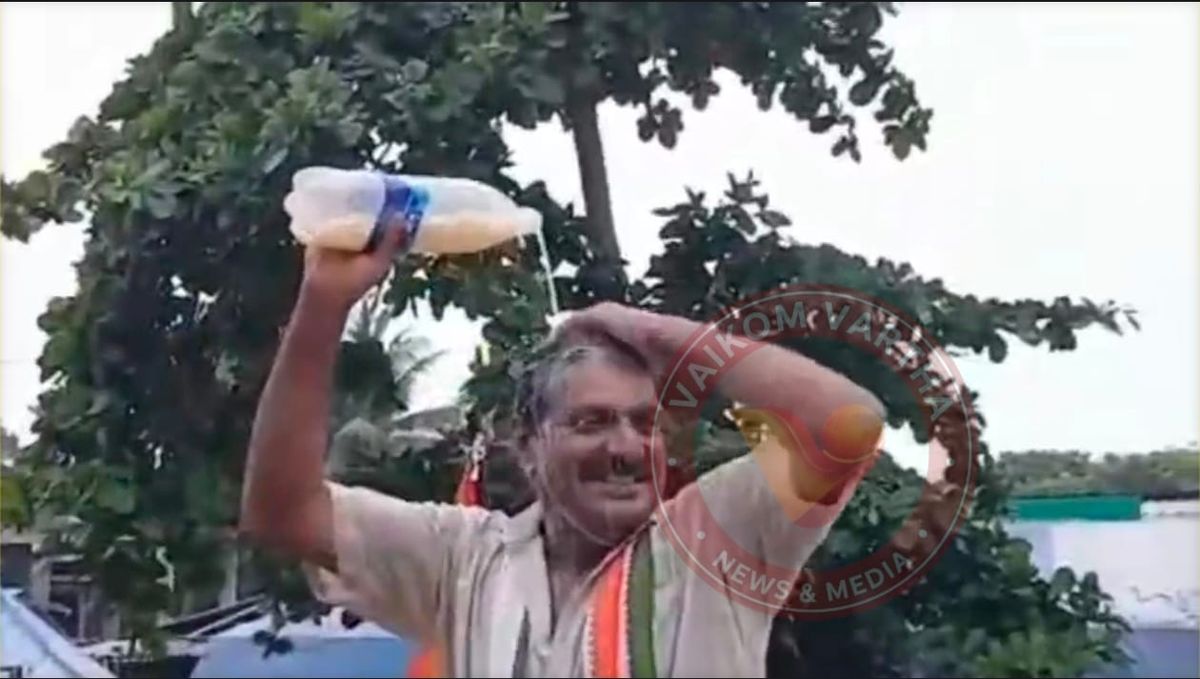 വി.ഡി. സതീശൻ മുഖ്യമന്ത്രിയായതിൽ പാലഭിഷേകം നടത്തി ആഹ്ലാദപ്രകടനം