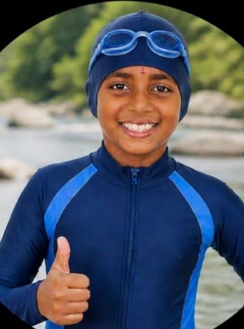 ഇരു കൈകളും ബന്ധിച്ച് വേമ്പനാട്ടുകായൽ നീന്തിക്കയറാൻ എട്ടുവയസ്സുകാരൻ