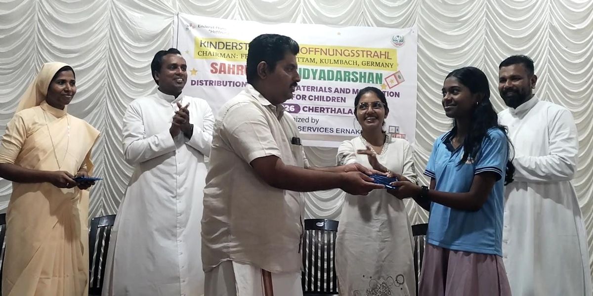 വിദ്യാദർശൻ പദ്ധതി പഠനോപകരണങ്ങൾ വിതരണം ചെയ്തു