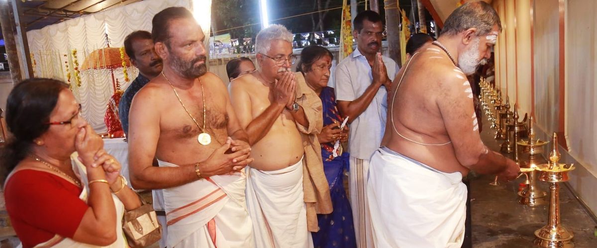 ഭക്തരുടെ സമര്‍പ്പണം- ക്ഷേത്രത്തിന് ചുറ്റും 112 നിലവിളക്കുകള്‍ ഭക്തിയുടെ പ്രഭചൊരിഞ്ഞു