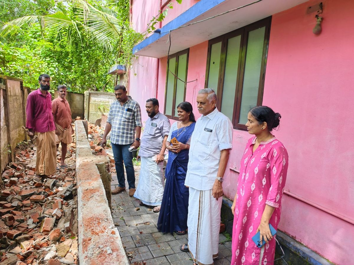 അപകടാവസ്ഥയിലായ ചുറ്റുമതിൽ നഗരസഭയുടെ നേതൃത്വത്തിൽ പൊളിച്ചുനീക്കി