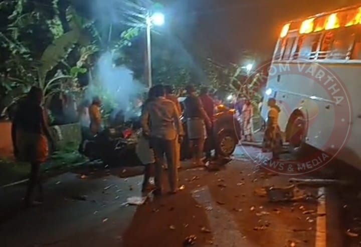 ടൂറിസ്റ്റ് ബസ്സും കാറും കൂട്ടിയിടിച്ച് കാർ യാത്രക്കാർക്ക് പരിക്കേറ്റു