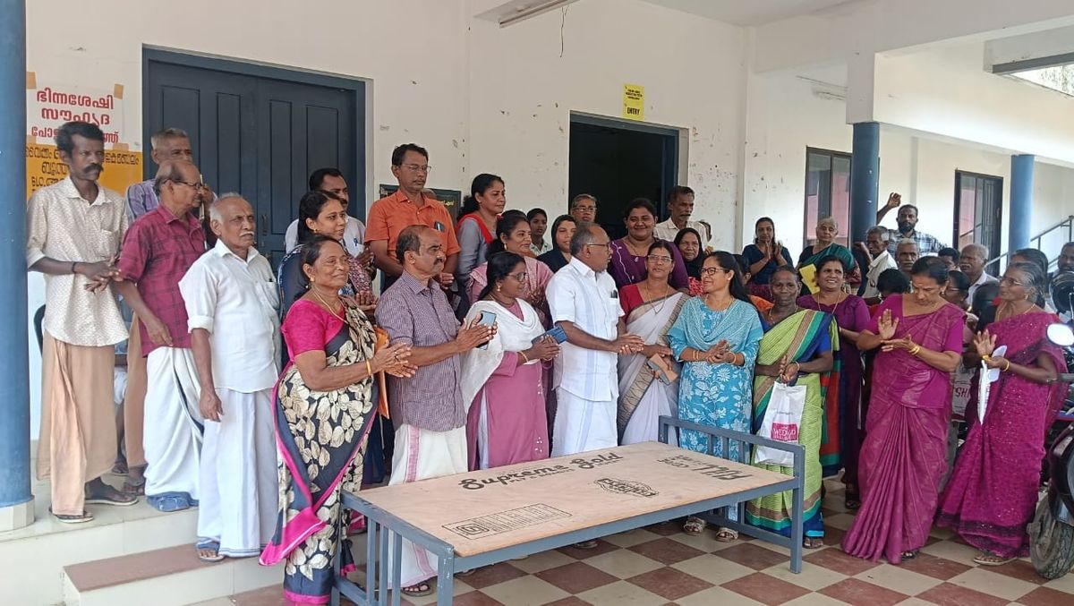 വയോജനങ്ങൾക്ക് കട്ടിൽ വിതരണം നടത്തി