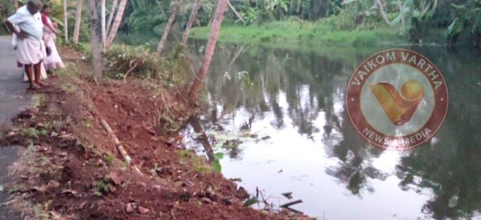 കാടുവെട്ടിയപ്പോൾ തെളിഞ്ഞത് വൻ ദുരന്ത മുഖം; ചോലങ്കേരിയിൽ റോഡരുകിലെ തീരമിടിഞ്ഞു