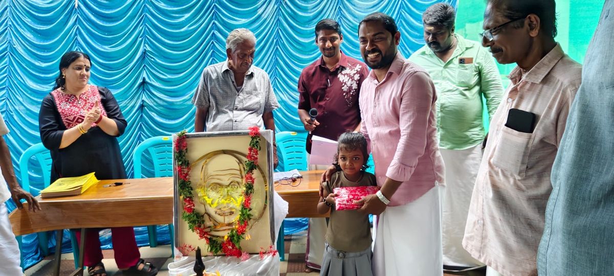 പഠനോപകരണ വിതരണം നടത്തി