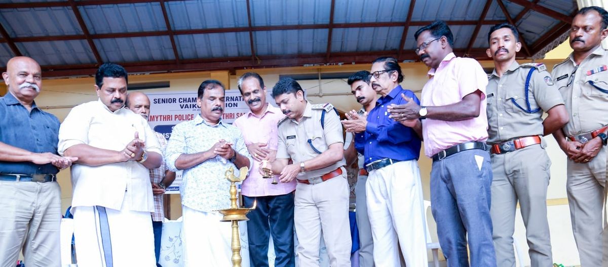 ജനമൈത്രി പോലീസ് - സീനിയർ ചേംബർ പഠനോപകരണ വിതരണവും നടത്തി