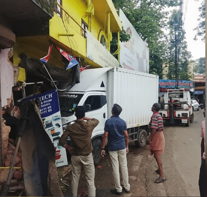 പാഴ്‌സൽ വാൻ നിയന്ത്രണം വിട്ട് കടയിലേക്ക് ഇടിച്ചു കയറി രണ്ട് യുവാക്കൾക്ക് പരിക്ക്