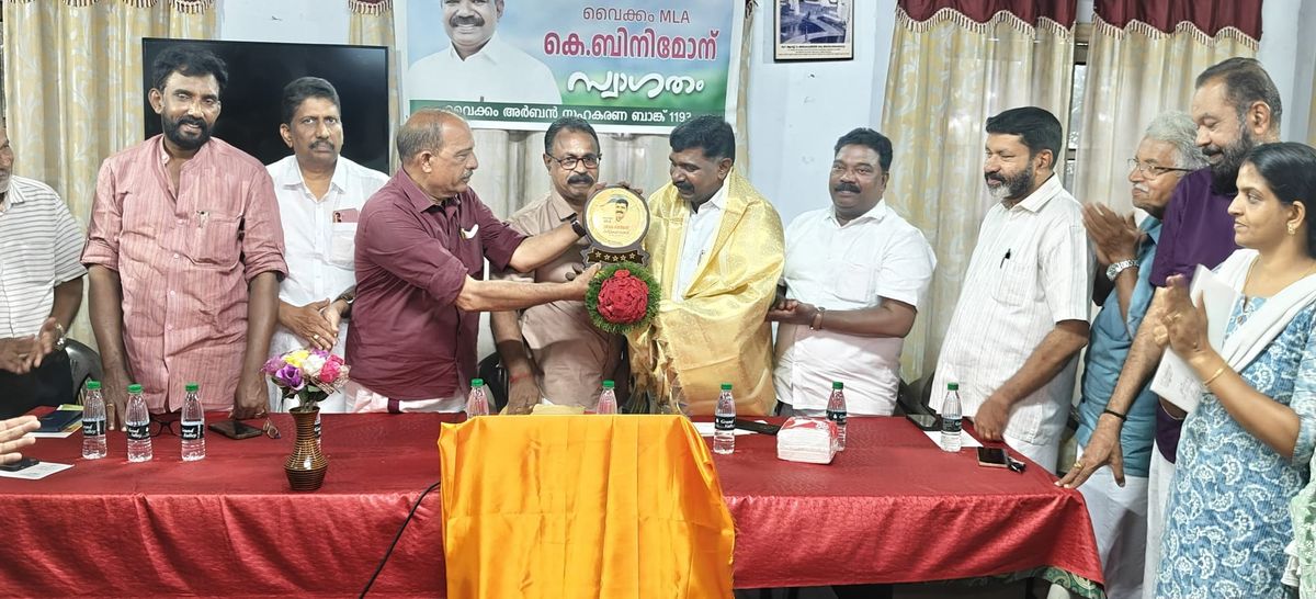 കെ. ബിനിമോൻ എം.എൽ.എയ്ക്ക് സ്വീകരണം നൽകി