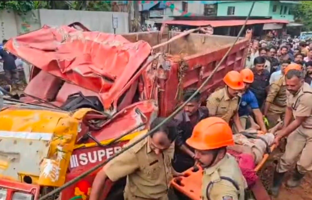 കൊട്ടാരക്കരയിൽ ബസ്സ് സ്റ്റോപ്പിലേക്ക് ടിപ്പർ ഇടിച്ചു കയറി: മൂന്ന് മരണം