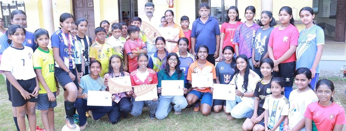 ഹോക്കിയില്‍ പരിശീലനം പൂര്‍ത്തിയാക്കിയ വനിതാ താരങ്ങള്‍ക്ക്  സര്‍ട്ടിഫിക്കറ്റുകള്‍ വിതരണം ചെയ്തു