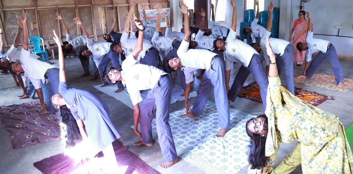 ആശ്രമം സ്‌കൂളില്‍ വിദ്യാര്‍ത്ഥികള്‍ക്ക് യോഗ പരിശീലനം