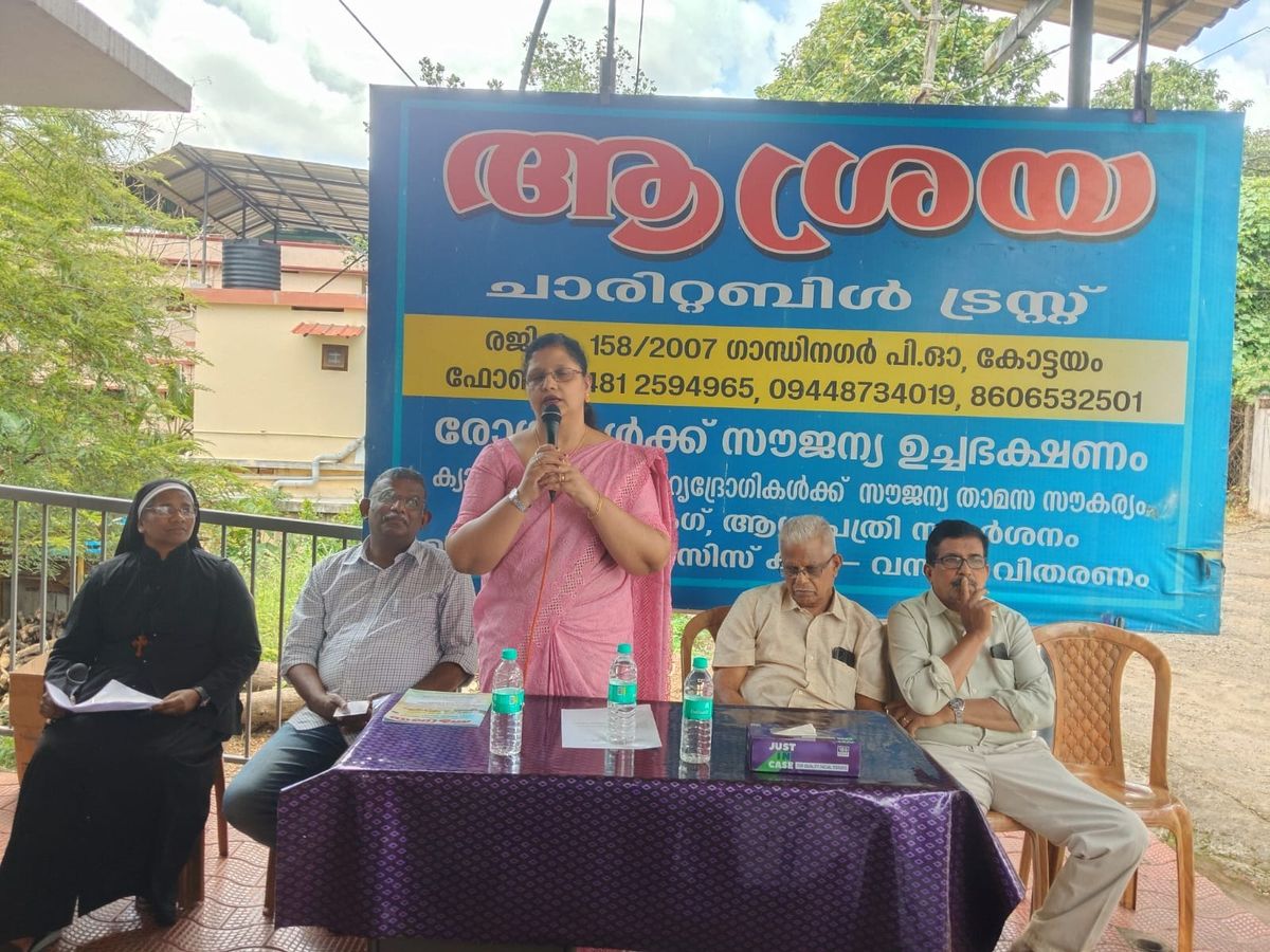 ആശ്രയ ചാരിറ്റബിൾ ട്രസ്റ്റ് ഡയാലിസിസ് കിറ്റ് വിതരണവും ചികിത്സാ ധനസഹായവും നൽകി