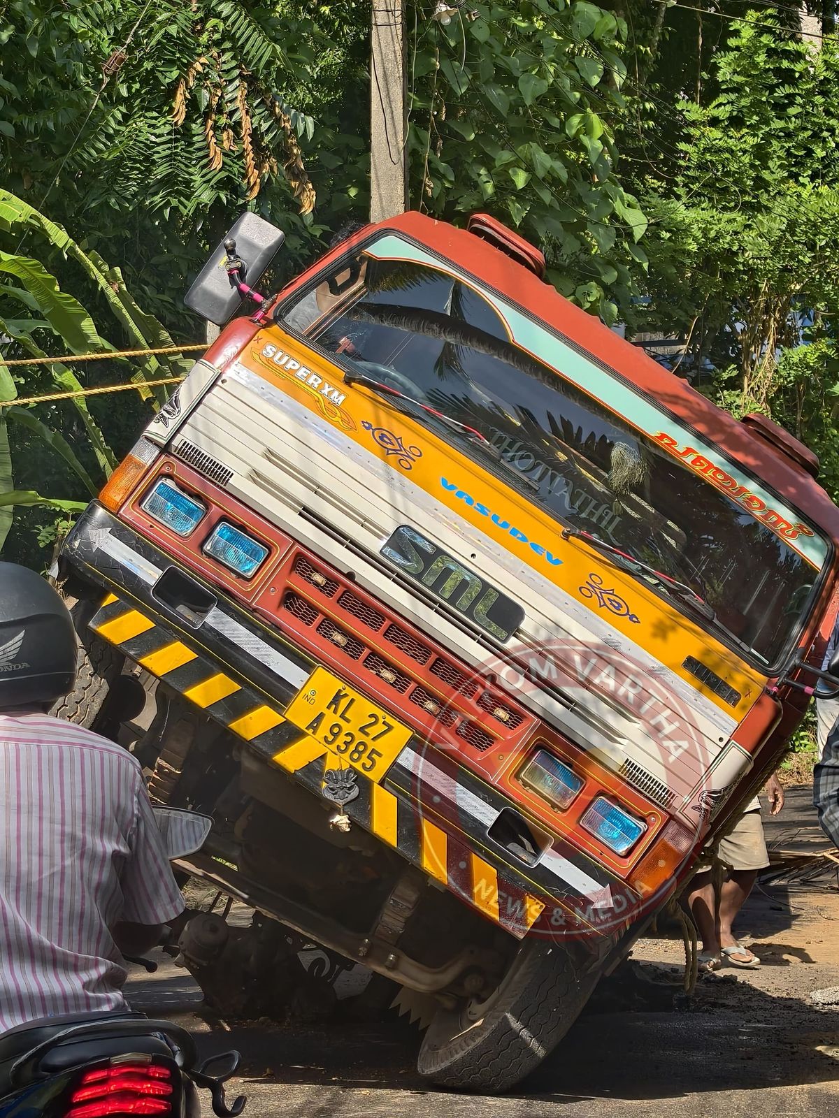 നടുറോഡിലെ കുഴിയിൽ ടിപ്പർ ലോറി താഴ്ന്നു