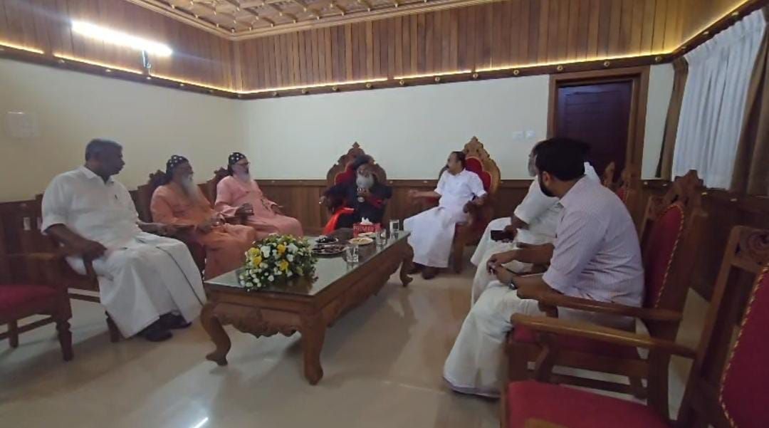 മുഖ്യമന്ത്രി വി.ഡി സതീശൻ ദേവലോകം അരമന സന്ദർശിച്ചു