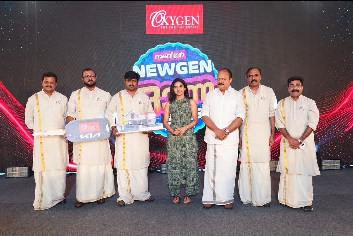 വീണ്ടും ഞെട്ടിച്ച് ഓക്‌സിജന്‍ ഗ്രൂപ്പ്; ജീവനക്കാര്‍ക്ക് കാറും വീടും സമ്മാനിച്ചു