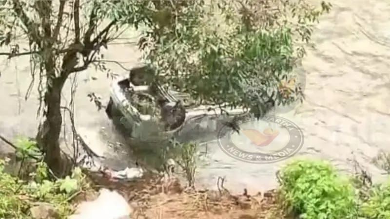 കാര്‍ തോട്ടിലേക്ക് മറിഞ്ഞ് ഒരാള്‍ മരിച്ചു