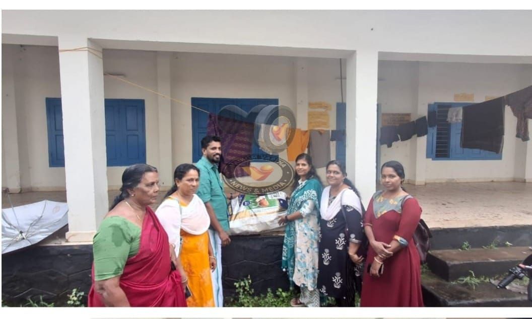 കുടുംബശ്രീ പ്രവർത്തകർ ദുരിതാശ്വാസ ക്യാമ്പിലേക്ക് ഭക്ഷണ സാധനങ്ങൾ നൽകി